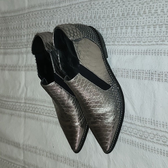 L.A.M.B. Shoes - LAMB silver black reptile print leather pointed toe ankle booties Womens 6.5